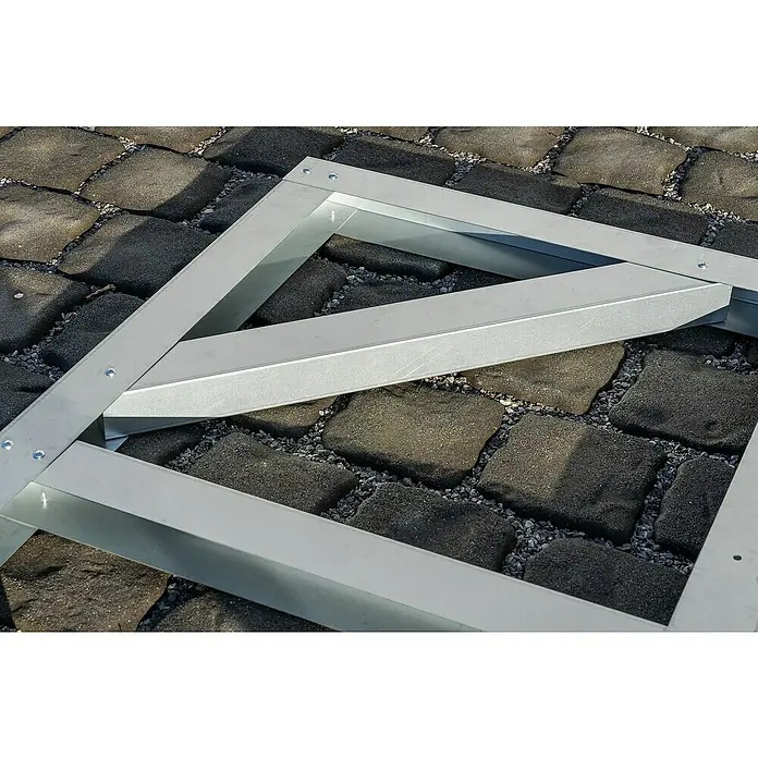 Globel Bodenrahmen - 144 x 234 cm, Passend für: Globel Gerätehaus LeanTo 58 - Nahaufnahme eines silberfarbenen Metallrahmens auf einem Pflastersteinweg, der die Details der Konstruktion und des Untergrunds hervorhebt.