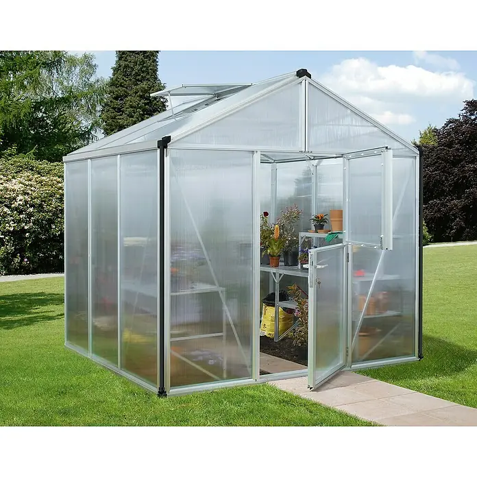 Vitavia Gewächshaus Zeus 6200 - Außenmaß inkl. Dachüberstand (B x T): 258,4 x 242 cm, 16 mm, Aluminium - Nahaufnahme eines Gewächshauses aus Aluminium und Kunststoff mit geöffneter Tür, das auf einer Rasenfläche steht.
