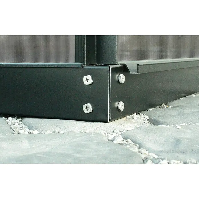 Vitavia Fundament192,2 x 65,3 x 6 cm, Schwarz - Detailansicht der Eckverbindung eines Gewächshausrahmens, befestigt mit silbernen Schrauben, auf einem Steinfundament.