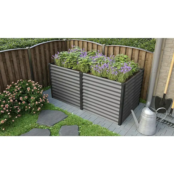 Vitavia Hochbeet Meta 858 - 187,7 x 96,2 x 85,8 cm, Zincalume®, Granit/Schwarz - Ein rechteckiger, grauer, erhöhter Garten mit lila blühenden Pflanzen, umgeben von einem Holzzaun und einem Rasen mit Steinstufen.