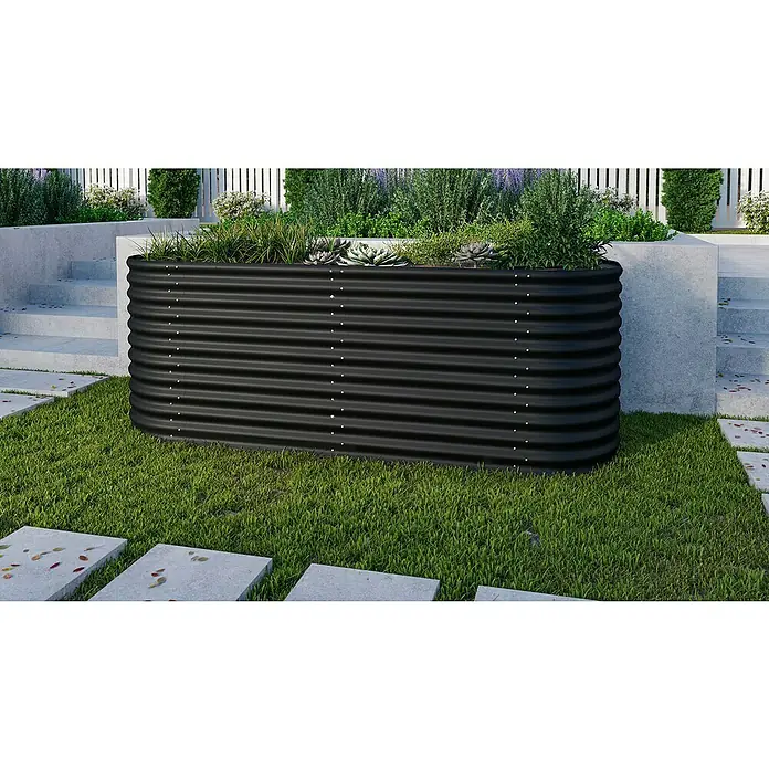 Vitavia Hochbeet-Erweiterung Stretched 858 - 80 x 86 cm, Farbe: Schwarz - Schwarzes Hochbeet aus Stahl, perfekt für den Garten. Das Beet ist bepflanzt und steht auf einer Rasenfläche.