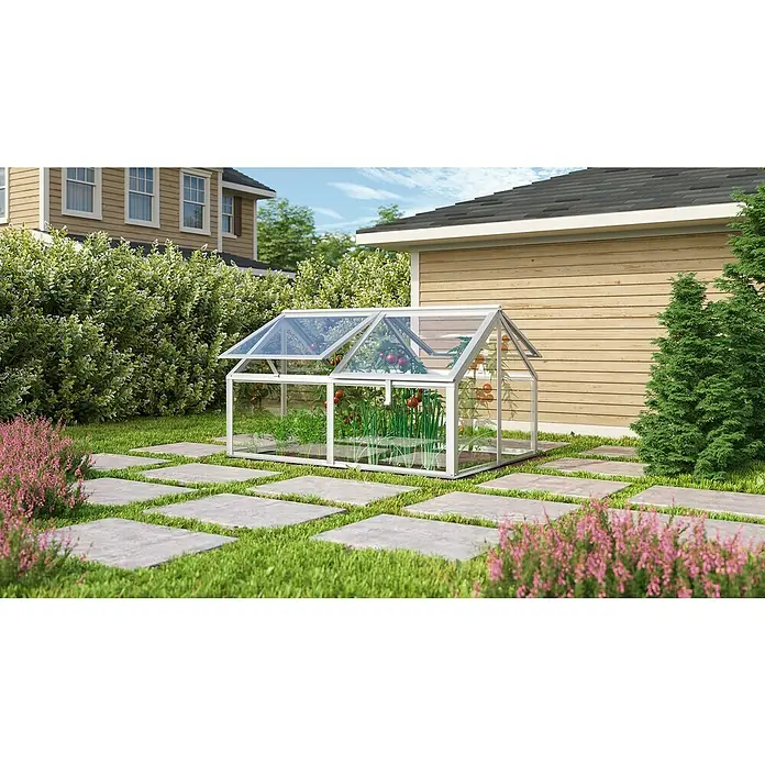 Vitavia Frühbeet Zola - 124,3 x 89 x 71,3 cm, Silber, Sicherheitsglas - Ein Gewächshaus aus Glas mit reifen Tomaten in einem gepflegten Garten, umgeben von grüner Vegetation und Steinplattenweg.