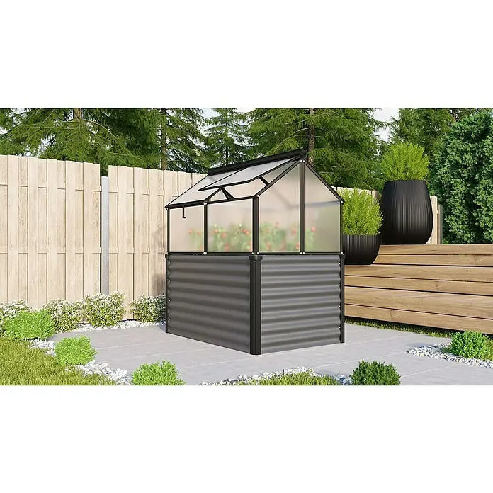 Vitavia Hochbeet mit Frühbeet-Aufsatz - 121,7 x 83,1 x 135,1 cm, Schwarz, Polycarbonat - Nahaufnahme eines Hochbeet-Gewächshauses im Garten, das Pflanzen vor Witterungseinflüssen schützt und Anbaufläche bietet.
