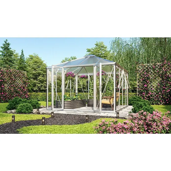 Vitavia Gewächshaus Minos - Außenmaß inkl. Dachüberstand (B x T): 317 x 321,5 cm, Material Seitenwand: Glas, 3 mm, Aluminium - Eine Außenaufnahme eines Gewächshauses mit einer soliden Metallrahmenkonstruktion, das einen üppigen Garten beherbergt.