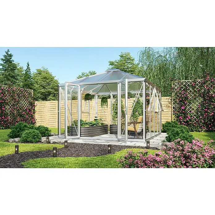 Vitavia Gewächshaus Minos - Außenmaß inkl. Dachüberstand (B x T): 317 x 321,5 cm, Material Seitenwand: Glas, 3 mm, Aluminium - Geräumiges Gewächshaus mit Pflanzen in einem Garten mit Blumen und Bäumen. Das Gewächshaus bietet viel Platz für Pflanzen und Entspannung.