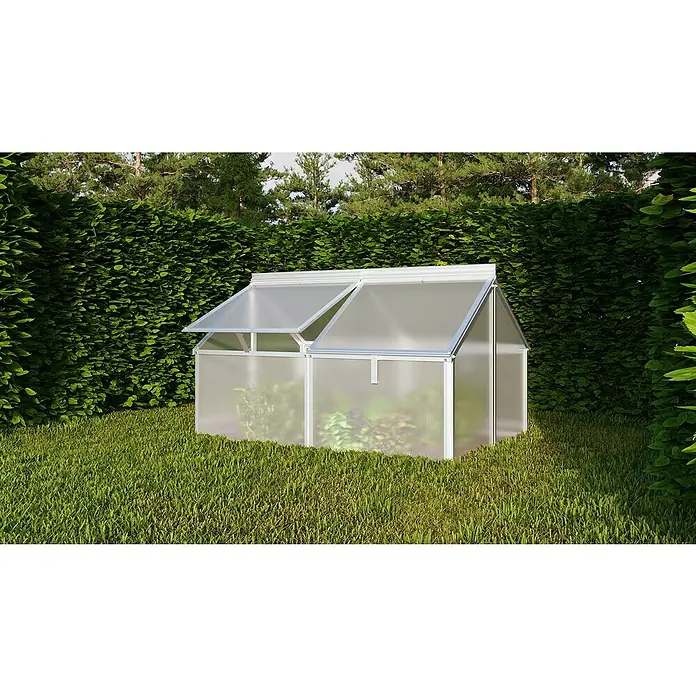 Vitavia Frühbeet Gaia Jumbo - L x B x H: 119,3 x 83,1 x 71,9 cm, Silber, Polycarbonat - Nahaufnahme eines Gewächshauses im Garten, das Pflanzen beherbergt und dessen Fenster für die Belüftung geöffnet sind.