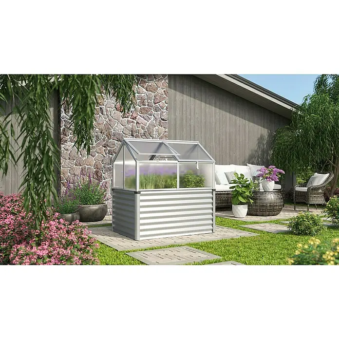 Vitavia Hochbeet Zola - 126,7 x 89 x 134,5 cm, Polycarbonat, Silber - Nahaufnahme eines Hochbeet-Gewächshauses aus Metall im Garten, das eine nachhaltige Gartenarbeit und den Anbau von Pflanzen ermöglicht.