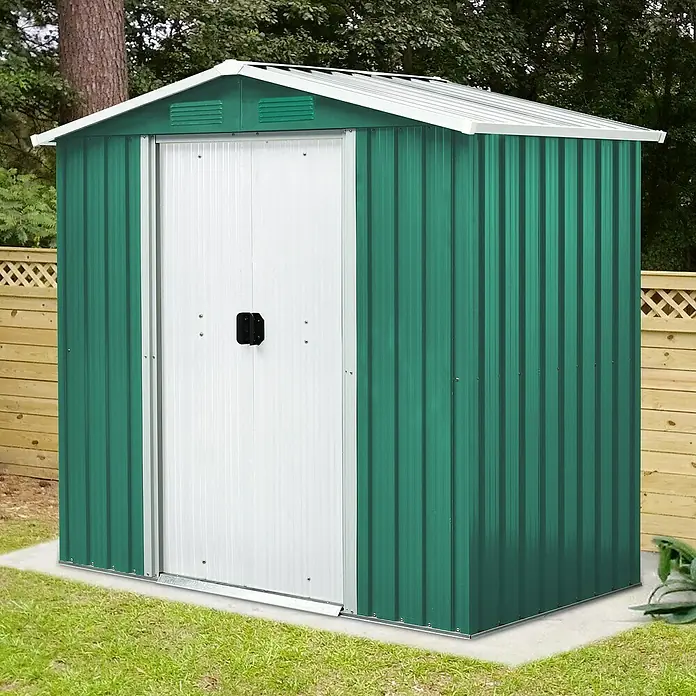 Pergart Gerätehaus Köln II - 194 cm, 110 cm, Stahl, Tanne, Creme - Ein grüner Metall-Gartenschuppen mit einer weißen Schiebetür steht auf einem betonierten Fundament im Garten.