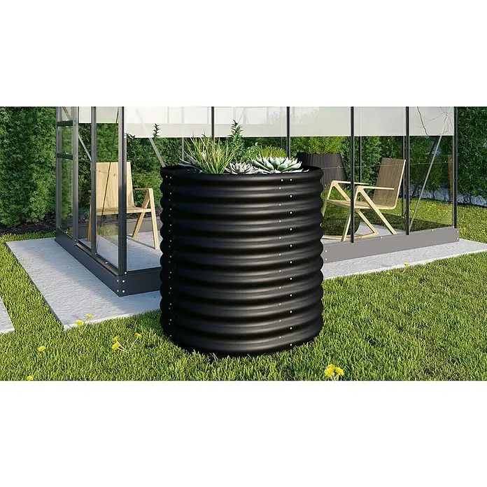 Vitavia Hochbeet Terra 858 - 82 x 82 x 85,8 cm, Zincalume®, Schwarz - Schwarzes, gewelltes, rundes Pflanzgefäß aus Metall mit Sukkulenten und Pflanzen darauf, das vor einem Gewächshaus aufgestellt ist.