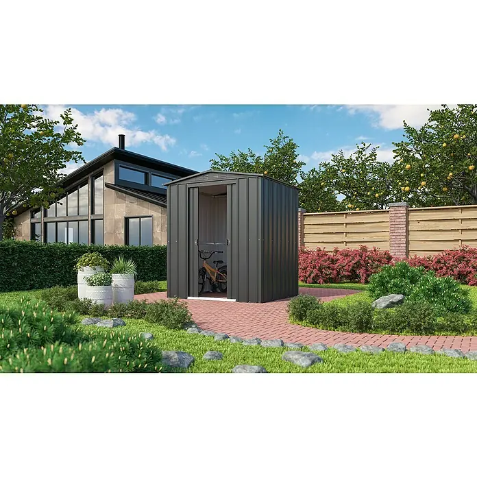 Gerätehaus Dream 65 - 184 cm, 154 cm, Stahl, Anthrazit - Ein geräumiger Metallgeräteschuppen im Garten, ideal zur Aufbewahrung von Gartengeräten und Fahrrädern, mit einem modernen Haus im Hintergrund.