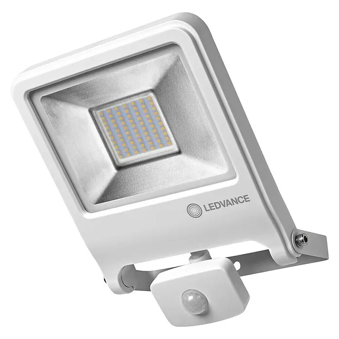 Ledvance LED-Strahler Endura Flood50 W, Weiß, Warmweiß, IP44 - Eine Nahaufnahme einer weißen LEDvance Außenleuchte mit Bewegungssensor vor einem schwarzen Hintergrund.