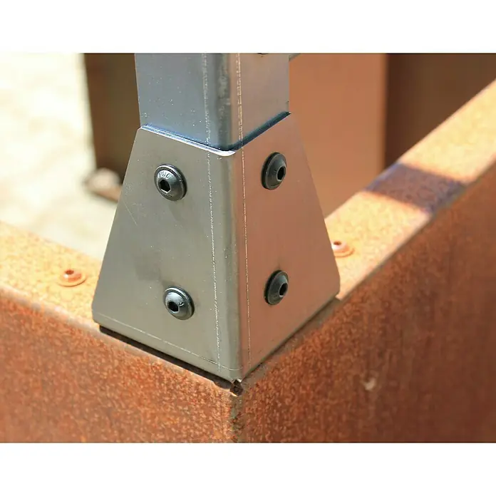 Palatino Rankhilfe - Cortenstahl, Passend für: Palatino Urban Hochbeet L-Form, Höhe: 113 cm - Nahaufnahme einer stabilen Metallkonstruktion, die durch Schrauben gesichert ist und eine robuste Bauweise zeigt.