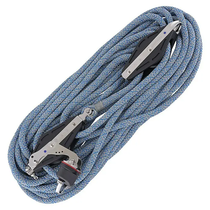 Sprenger Großschot Talje - Länge: 10 m, Schotstärke: 10 mm, Blau, Bruchlast: 1.400 kg, Nadellager - Ein aufgewickeltes blaues Seil mit zwei Umlenkblöcken von Sprenger, ideal für Segelboote und den Segelsport.