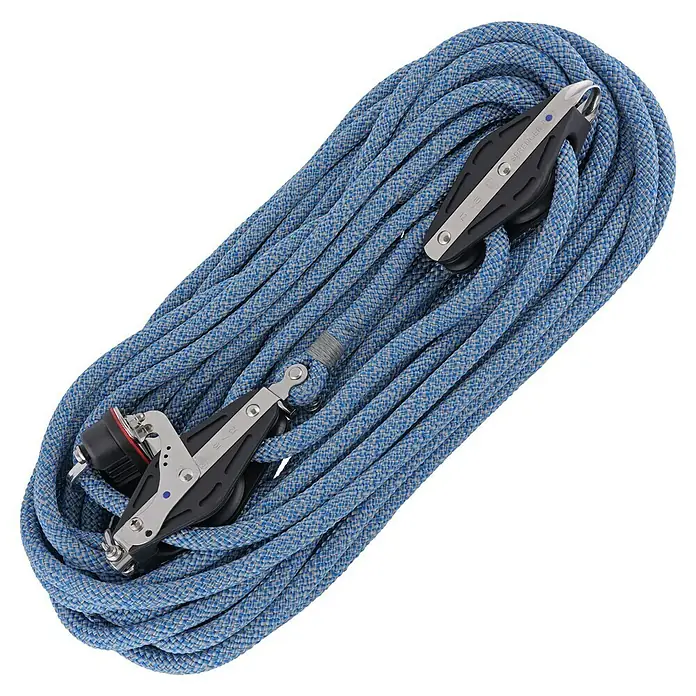 Sprenger Großschot Talje - Länge: 20 m, Schotstärke: 12 mm, Blau, Bruchlast: 1.400 kg, Nadellager - Ein aufgewickeltes blaues Seil mit zwei schwarzen und silbernen Umlenkblöcken, ideal für Segelboote oder andere maritime Anwendungen.