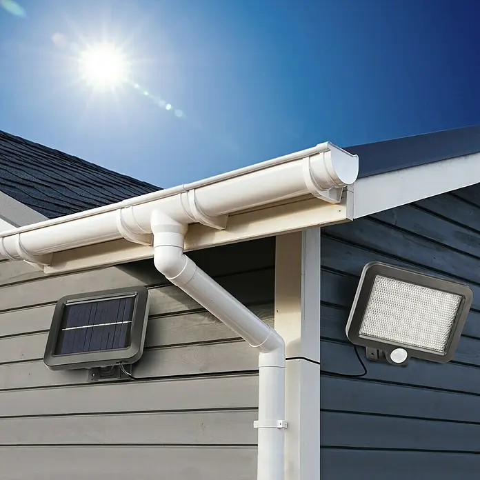 BAUHAUS Solar-Außenwandleuchte - 3 W, Schwarz, IP44, 300 lm - Solarbetriebene LED-Strahler an einer Hauswand unter einer Dachrinne. Eine umweltfreundliche und energiesparende Beleuchtungslösung.