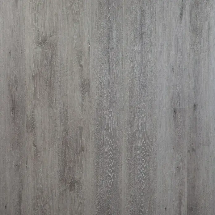 Suelo vinílico SPC Arabia - 1.220 x 180 x 5,5 mm, Gris, Resistente al agua - Primer plano de suelo laminado gris con sutiles vetas de madera, ideal para interiores modernos.