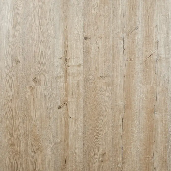 Suelo vinílico SPC Arica - 1.220 x 180 x 5,5 mm, Marrón, Resistente al agua - Primer plano de suelos de madera clara y natural con vetas y nudos prominentes, que irradia calidez y elegancia natural.