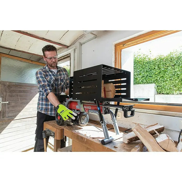 AL-KO Easy Holzspalter LSH 370/4 - 1.500 W, 4 t, Max. Spaltgutlänge: 37 cm - Ein Mann bedient eine AL-KO Holzspaltmaschine, die auf einer Werkbank steht, um Holz zu spalten.
