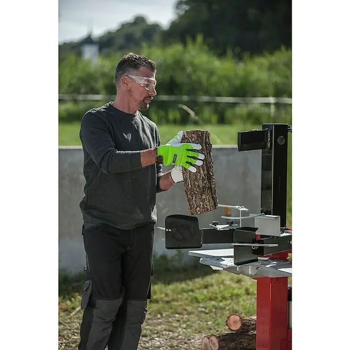 AL-KO Easy Holzspalter LSV 560/8 - 8 t, Max. Spaltgutlänge: 55 cm, Motorleistung: 3,5 kW - Mann spaltet Holz mit einer Holzspaltmaschine, geschützt durch Brille und Handschuhe. Effizientes Werkzeug für Brennholz.