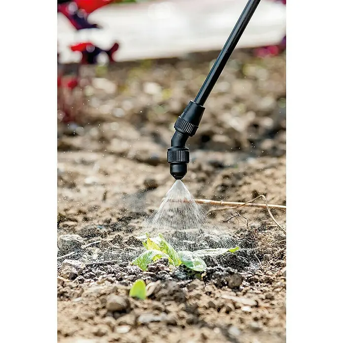 Gloria Drucksprühgerät Prima 5 PLUS - 5 l - Pflanzenschutz: Nahaufnahme eines Sprühgeräts, das eine junge Pflanze mit Flüssigkeit besprüht, ideal für Gartenpflege.