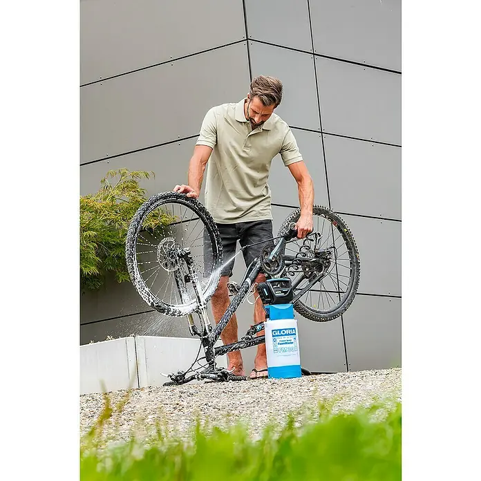 Gloria Akku-Kompressor - 18 V, Ohne Akku - Mann reinigt ein Fahrrad mit dem Gloria FoamMaster FM 30 Drucksprüher, der für eine effektive Schaumreinigung sorgt.\n
