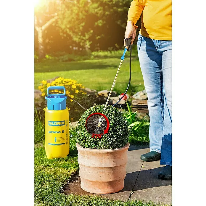 Gloria Sprühaufsatz 270° Pflanzenschutz Set Anti-Zünsler - Passend für: Gloria Drucksprühgeräte 3 - 18 l - Frau gießt Pflanze mit Gloria Prima 5 Drucksprüher, gelb-blaue Farbkombination, für Gartenarbeit und Pflanzenpflege.