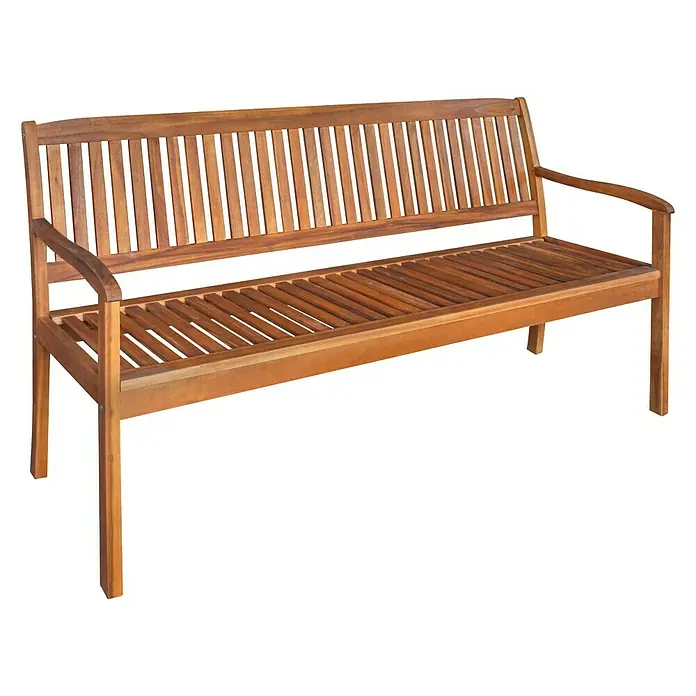 Gartenmöbel-Set Diana/Pauline - 4 -tlg., Akazie/Polyrattan/Aluminium, Naturbraun/Bambus Grey - Eine lange Gartenbank aus Holz mit Lattenrost auf Sitzfläche und Rückenlehne. Die Bank ist hellbraun und steht vor einem schwarzen Hintergrund.