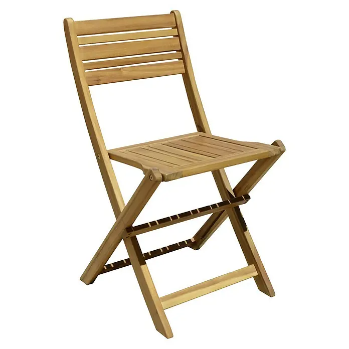 Conjunto de muebles de balcón Bristol - 3 pzs., Madera de acacia, Marrón - Una silla plegable de madera con asiento y respaldo de listones sobre un fondo negro.
