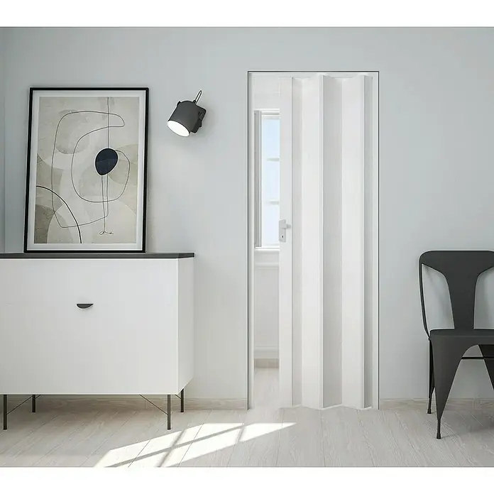 Marley Falttür Rapido - Esche Weiß, 83 x 204 cm - Eine moderne Inneneinrichtung mit einer weißen Schiebetür, einem stilvollen Sideboard und einem minimalistischen Stuhl.