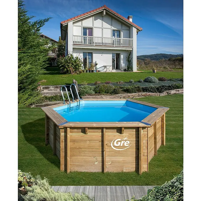 Gre Piscina de madera Vanille 2 - Ø x Al: 400 x 119 cm, Marrón, 8.000 l - Una piscina de jardín Gre de madera. La piscina cuenta con una escalera y está llena de agua azul clara.