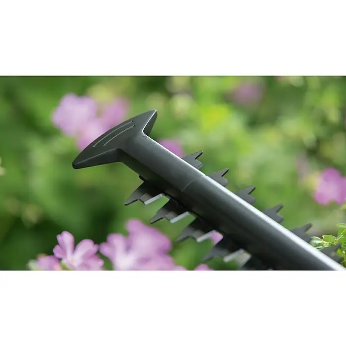 Bosch Cortasetos eléctrico Easyhedgecut 45-16 - 420 W, Longitud de corte: 45 cm - Primer plano de un cortasetos con hojas afiladas ideal para recortar arbustos y setos en el jardín.