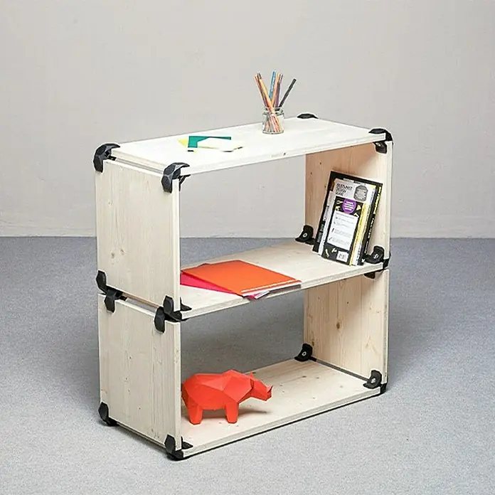 Playwood Sistema de unión - Ángulo: 90 °, Rojo, 4 ud. - Estantería de madera de dos niveles con conectores de esquina negros, llena de artículos de oficina y una figura de rinoceronte naranja.