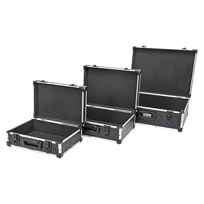 Wisent Werkzeugkoffer-Set TC Deluxe 3 in 1 - Geeignet für: Werkzeugaufbewahrung, Ohne Werkzeug, 3 Stk. - Drei schwarze Werkzeugkoffer aus Aluminium mit Diamantmuster, geöffnet und in verschiedenen Größen angeordnet.