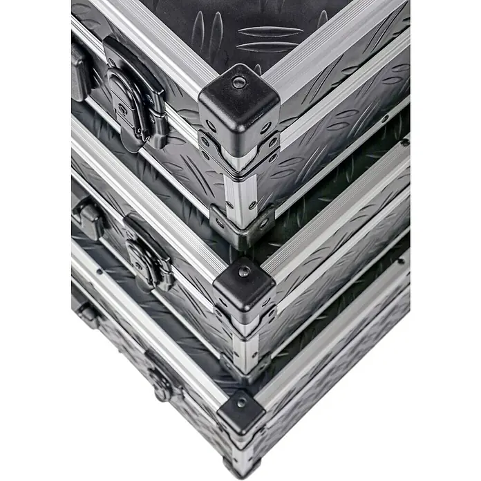 Wisent Werkzeugkoffer-Set TC Deluxe 3 in 1 - Geeignet für: Werkzeugaufbewahrung, Ohne Werkzeug, 3 Stk. - Detailaufnahme von drei gestapelten, schwarzen Aluminiumkoffern mit silbernen Kanten und schwarzen Eckverstärkungen.