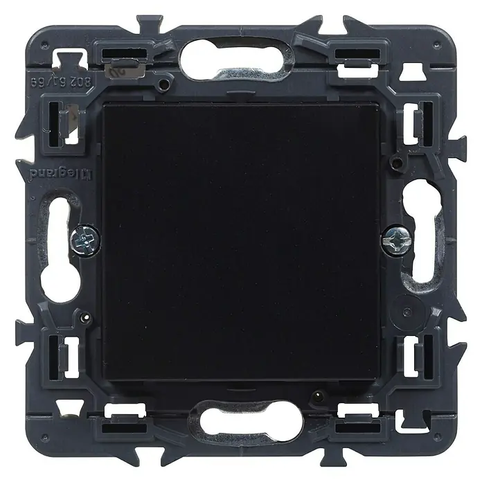 Legrand Valena Next Tapa para mecanismo - Negro, Metal, Montaje en la pared - Primer plano de un interruptor Legrand con elementos negros. El producto destaca por su fabricación precisa y una construcción robusta.