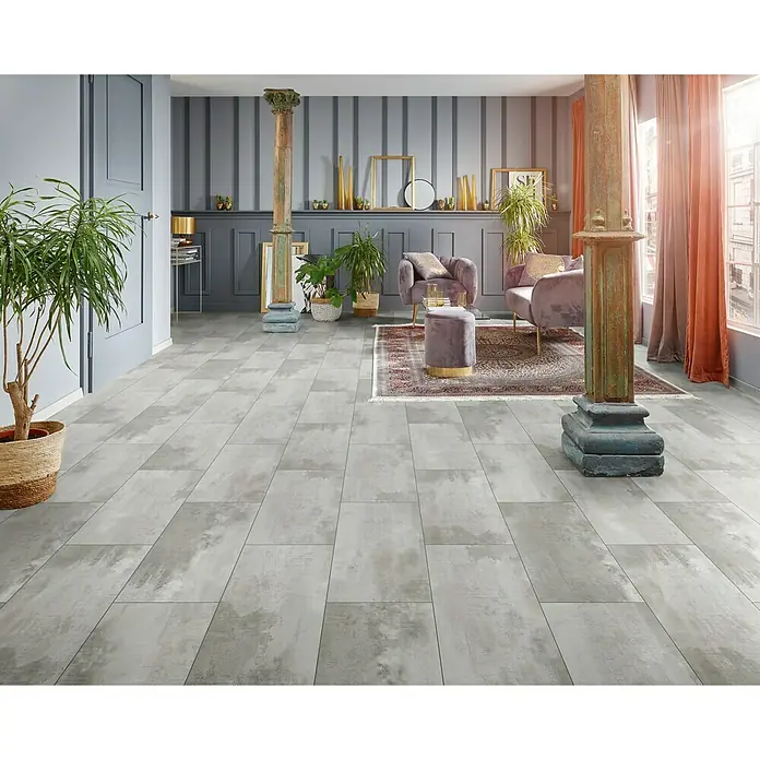 LOGOCLIC Hartvinylboden ElementPro Sharky Tiles - 1.210 x 295 x 5 mm, Fliese, Sharky Tiles - Ein geräumiges Zimmer mit grauem Vinylboden, Säulen und lila Möbeln. Das Vinylboden ist in einem modernen Design gestaltet.
