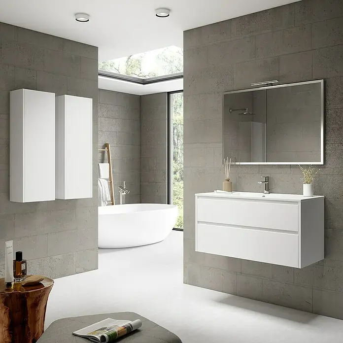 Mueble bajo de lavabo Iris 2C - L x An x Al: 45 x 80 x 50 cm, Blanco - Interior de baño moderno con mueble de lavabo blanco y espejo grande, acentuado por azulejos grises.