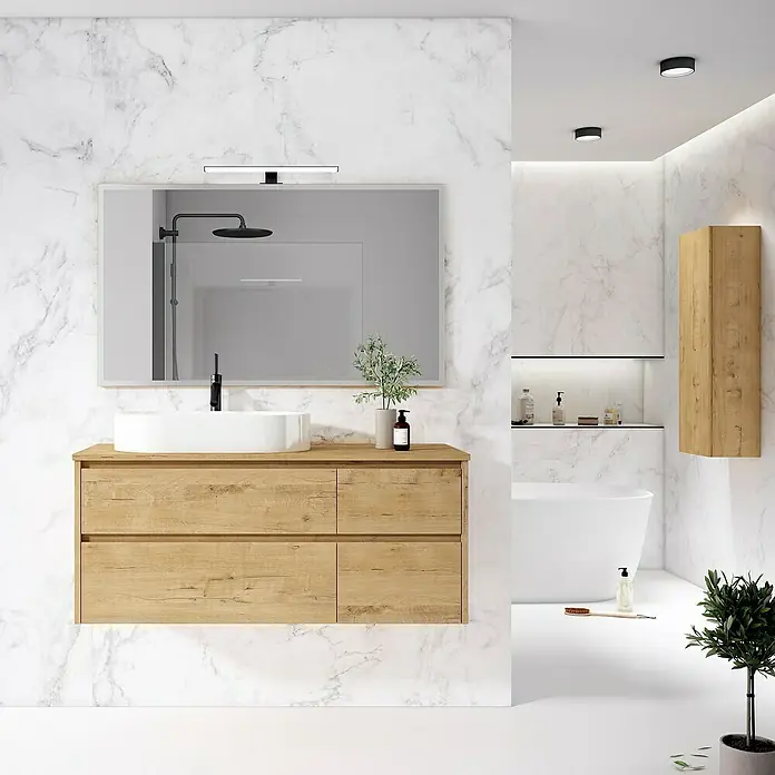 Mueble bajo de lavabo Rose izquierda - An x Pr x Al: 120 x 45 x 50 cm, Nogal - Elegante interior de baño con un mueble de lavabo de madera clara, un espejo moderno y una bañera exenta para un ambiente relajante.