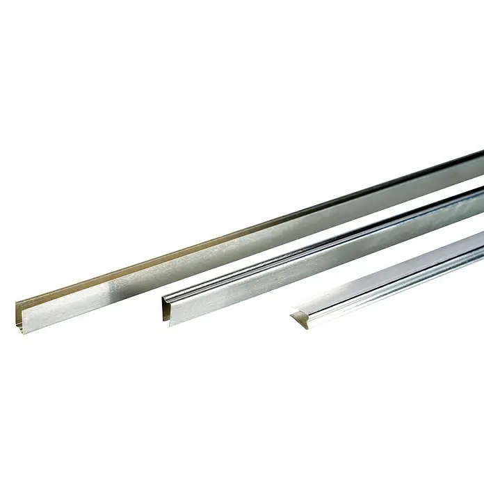 Pergart Gewächshaus-Abdichtung HKP M - Passend für: Pergart Gewächshäuser 5000-6500, 3 Stk. - Nahaufnahme von drei silbernen Metallprofilen in verschiedenen Formen auf schwarzem Hintergrund.