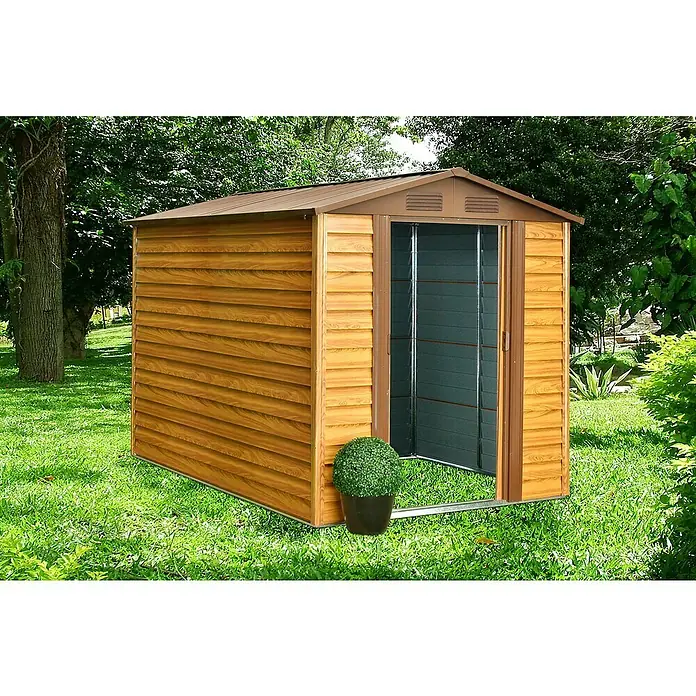 Pergart Gerätehaus Frankfurt II - 236 cm, 195 cm, Stahl, Braun, Grundfläche: 4,03 m² - Außenaufnahme eines Holzschuppens mit braunem Dach, offener Tür und einer Topfpflanze davor, eingebettet in eine grüne Rasenfläche.
