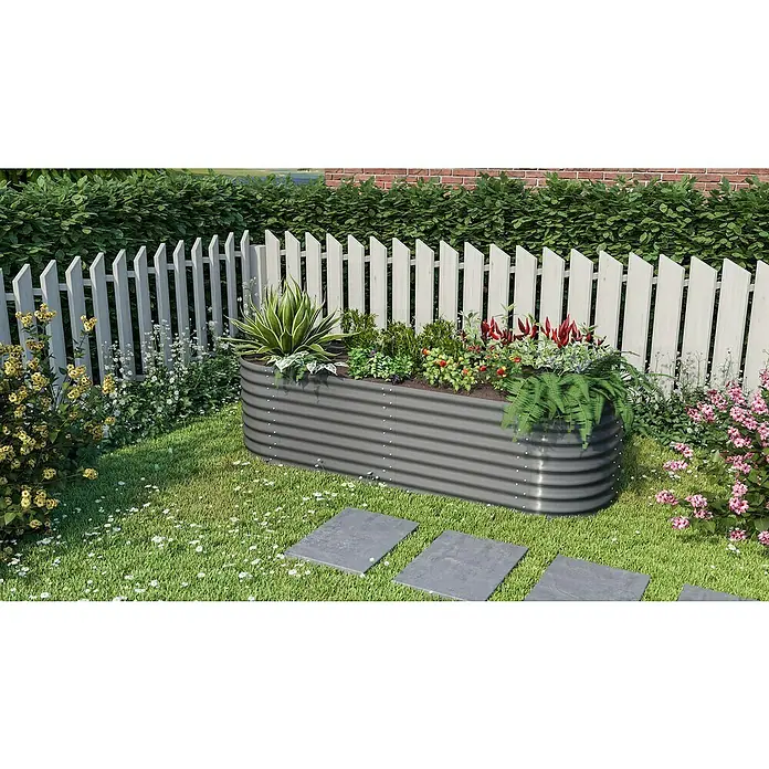 Vitavia Hochbeet-Erweiterung Stretched 630 - 80 x 63 cm, Farbe: Granit - Ein graues, erhöhtes Gartenbeet aus Metall mit verschiedenen Pflanzen vor einem weißen Zaun. Ideal für den Garten!