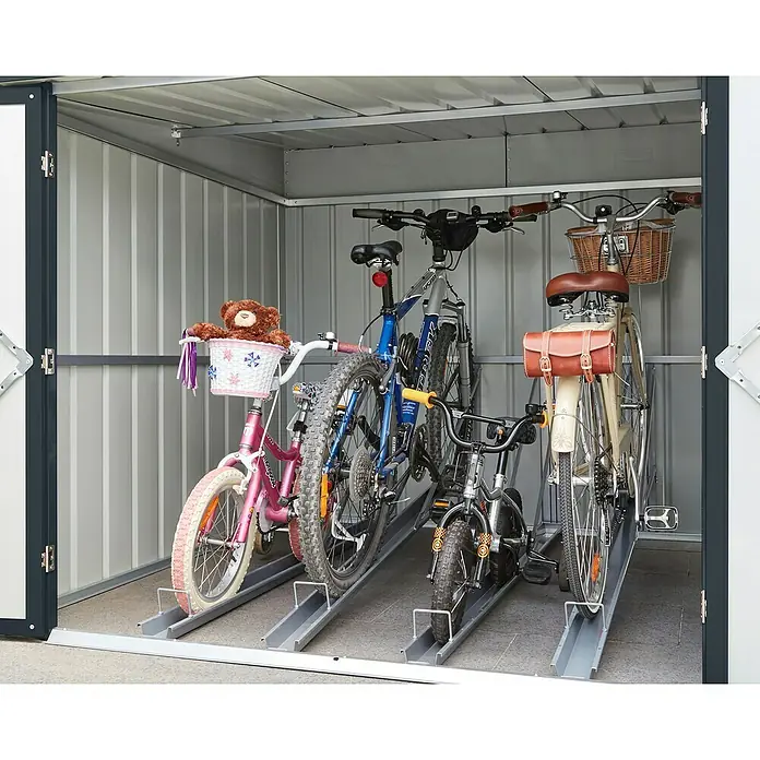 Globel Fahrradgarage Family - L x B x H: 200 x 211 x 165 cm, Stahl - Ein Metallfahrradschuppen mit drei Fahrrädern unterschiedlicher Größe, die auf Schienen stehen. Ideal für die Aufbewahrung im Freien.