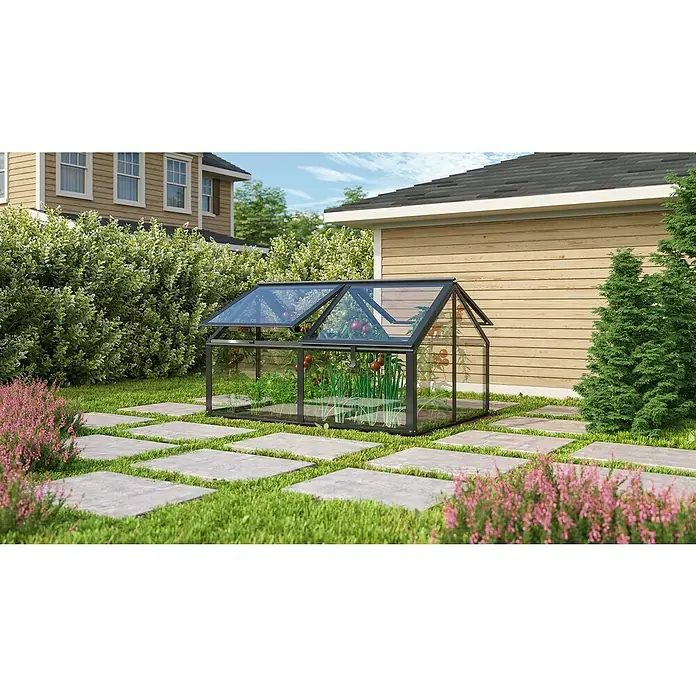 Vitavia Frühbeet Zola - 124,3 x 89 x 71,3 cm, Schwarz, Sicherheitsglas - Kleines Gewächshaus mit Tomaten und Gemüse auf einem Rasenweg, umgeben von üppigem Grün.