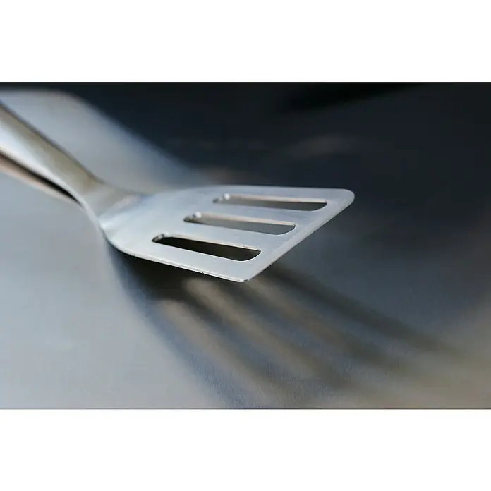 Outdoorchef Grillgutwender - Länge: 43,7 cm - Nahaufnahme eines Edelstahl-Pfannenwenders mit Schlitzen auf einer glatten, reflektierenden Oberfläche, ideal für die Küche.