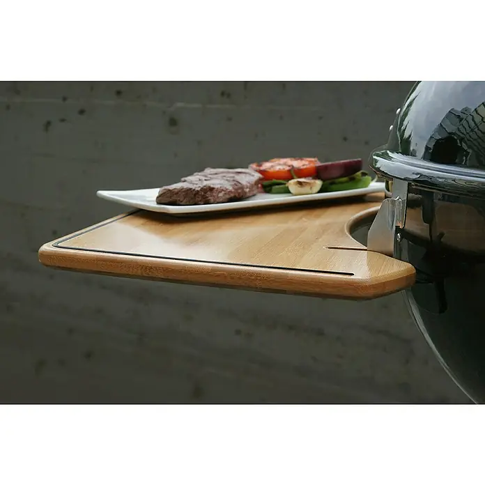 Outdoorchef Seitentisch Bambus 570 - Holz, Passend für: Outdoorchef Kugelgrills Ø 57 cm - Grilltisch aus Bambus mit Speisenplatte. Die perfekte Ergänzung für Ihr Grillerlebnis, um Speisen und Utensilien griffbereit zu haben.