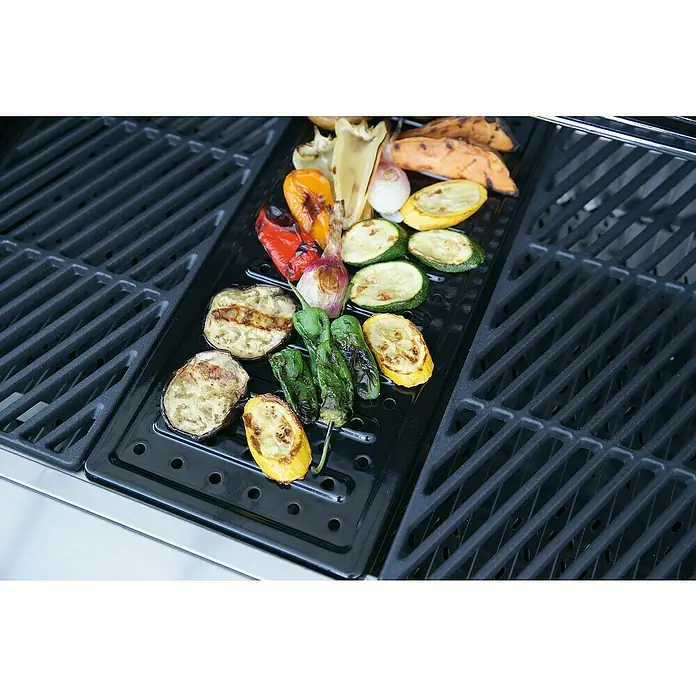 Outdoorchef Grillrost Gemüse DGS - L x B: 44 x 20,3 cm - Eine Nahaufnahme von gegrilltem Gemüse wie Zucchini, Paprika und Auberginen auf einem Grill, perfekt zubereitet.