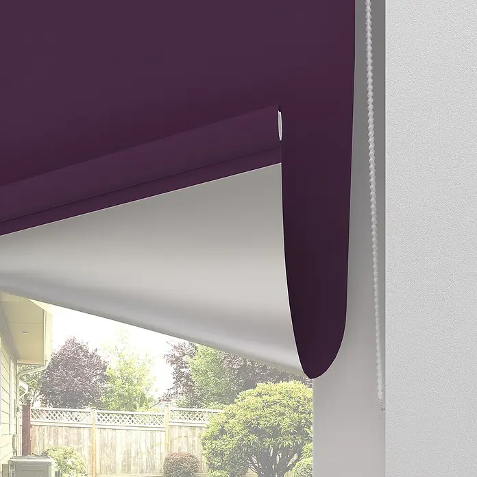 Expo Ambiente Rollo Mini - B x H: 100 x 150 cm, Lila, Uni, Verdunkelnd - Bild einer violetten Rollo, die teilweise heruntergelassen ist, mit Blick auf einen Garten. Die Rollo bietet Privatsphäre und Sonnenschutz.