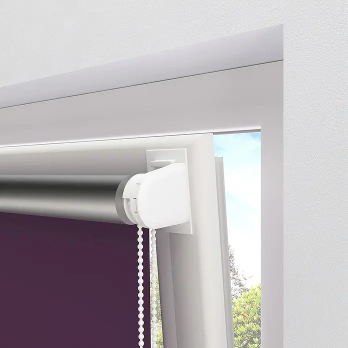 Expo Ambiente Rollo Mini - B x H: 90 x 210 cm, Lila, Uni, Verdunkelnd - Nahaufnahme einer Rollo-Vorrichtung mit Kette, die an einem Fensterrahmen in einem modernen Raum angebracht ist.