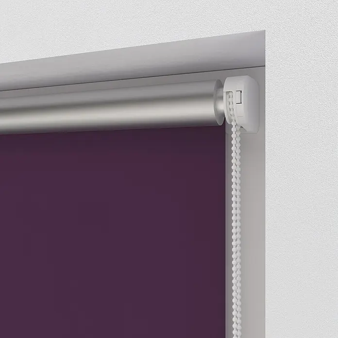 Expo Ambiente Rollo Mini - B x H: 100 x 150 cm, Lila, Uni, Verdunkelnd - Nahaufnahme einer lila Rollo mit silberfarbener Stange und weißer Kordel an einer weißen Wand, die das minimalistische Design hervorhebt.