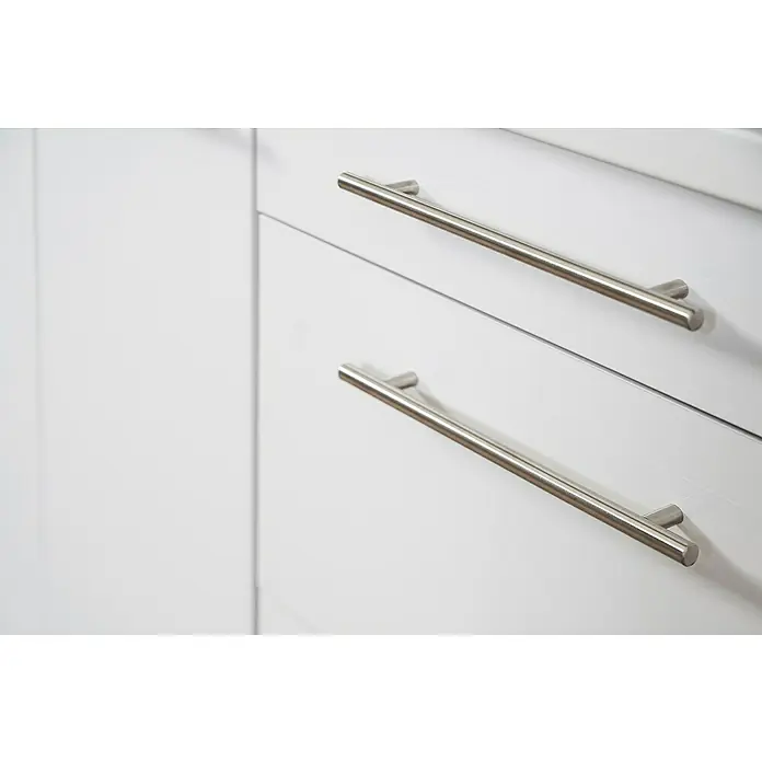 Respekta Premium Küchenzeile AmandaBreite: 310 cm, Weiß, Mit Elektrogeräten - Detailaufnahme von zwei modernen, silberfarbenen Schrankgriffen an weißen Schranktüren. Minimalistisches Design für moderne Einrichtungen.